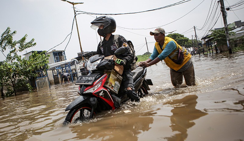 Gerobak Pedagang Berjatuhan hingga Motor Mogok akibat Banjir di Periuk Tangerang - Bagian 2