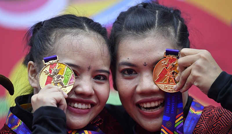 2 Pesilat Indonesia Kibarkan Merah Putih usai Raih Medali Emas SEA Games Vietnam - Bagian 3