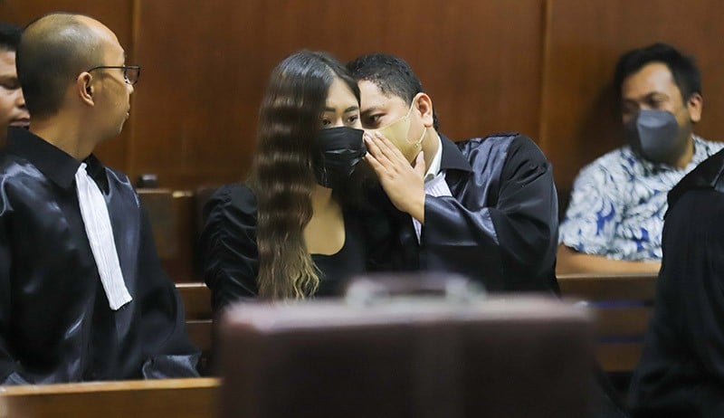 Gaya Selebgram Ayu Thalia Jalani Sidang Dakwaan Pencemaran Nama Baik Putra Ahok - Bagian 4