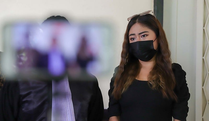 Gaya Selebgram Ayu Thalia Jalani Sidang Dakwaan Pencemaran Nama Baik Putra Ahok - Bagian 2