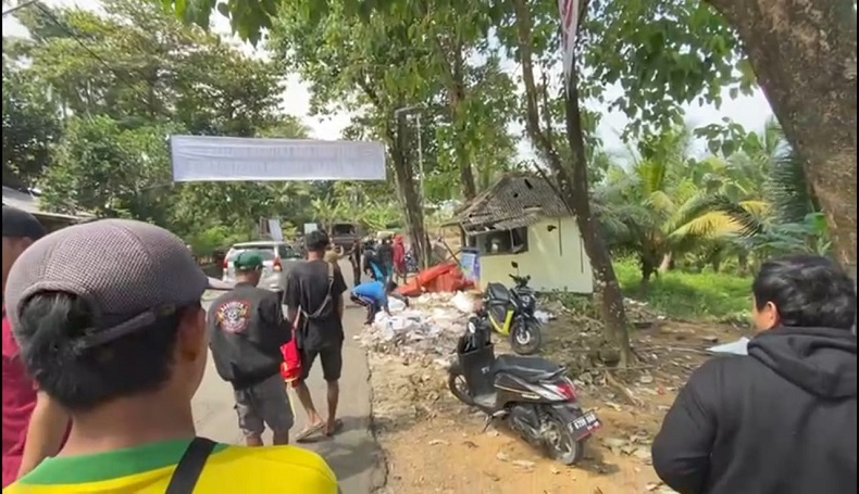 Kesal Sampah Berserakan di Pantai Ujunggenteng Sukabumi, Warga Rusak Pos Retribusi