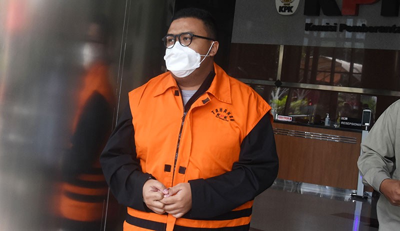 Kompak, Para Tersangka Korupsi Pemkab Bogor Tutupi Tangan Diborgol dengan Jaket - Bagian 3