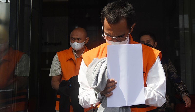 Kompak, Para Tersangka Korupsi Pemkab Bogor Tutupi Tangan Diborgol dengan Jaket - Bagian 1