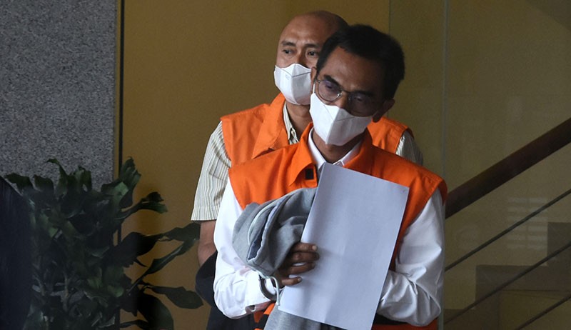 Kompak, Para Tersangka Korupsi Pemkab Bogor Tutupi Tangan Diborgol dengan Jaket - Bagian 2