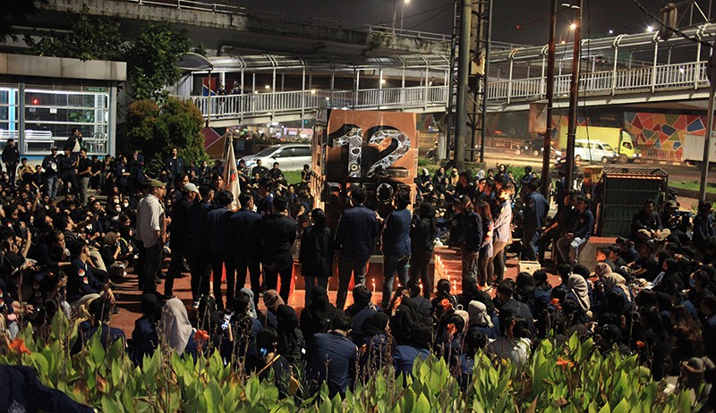 Mahasiswa Tabur Bunga Peringati 24 Tahun Tragedi Trisakti 12 Mei 1998 - Bagian 2