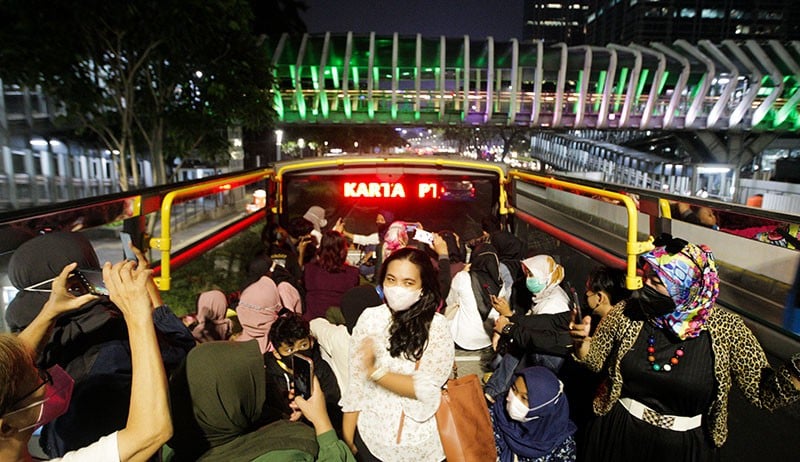 Antusiasme Warga Naik Bus Wisata Transjakarta pada Hari Terakhir - Bagian 1