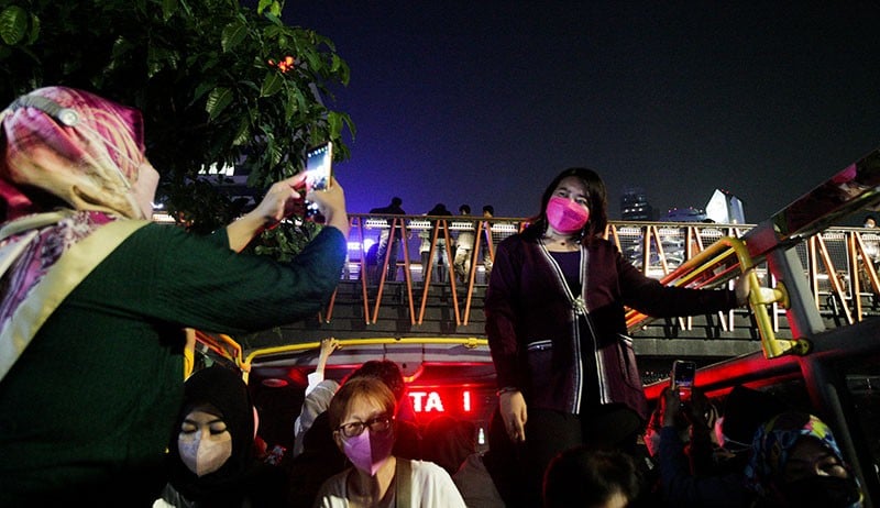 Antusiasme Warga Naik Bus Wisata Transjakarta pada Hari Terakhir - Bagian 2