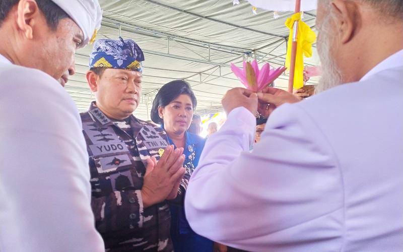 KSAL Dianugerahi Gelar Kesatria Padma Nusantara di Atas Pelayaran KRI Surabaya