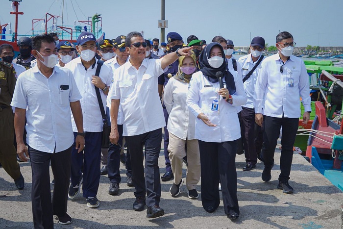 KKP Salurkan Sembako dan Pinjaman Lunak untuk 550 ABK Korban Kebakaran Kapal di Cilacap  