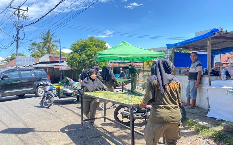 Praja Wanita Satpol PP Padang Turun Gunung Bongkar Lapak PKL, Tak Ragu Angkat Meja
