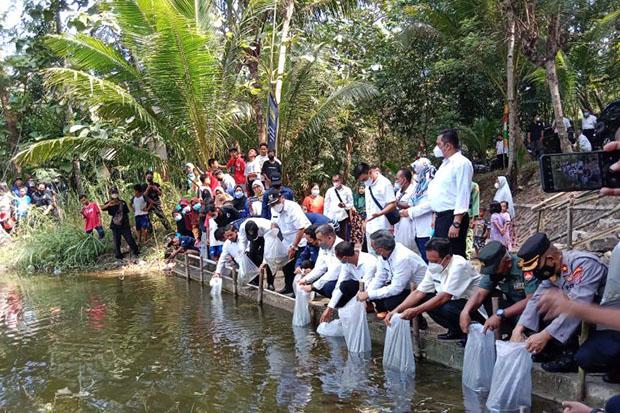  Jaga Pelestarian Ekosistem Perairan, DKP Kulonprogo Tebar 3.750 Ekor Ikan
