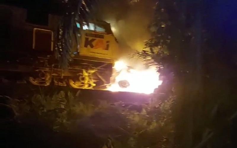Tertabrak Kereta Api di Prabumulih, Mobil Pikap Terbakar Hebat di Bawah Lokomotif