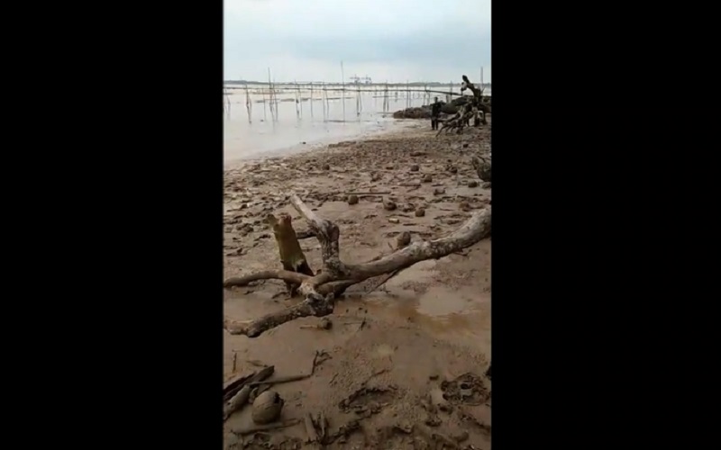 Video Viral Pantai Jernih Berubah Jadi Kubangan Lumpur 