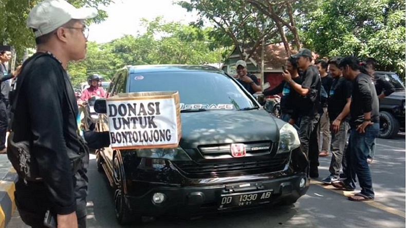Demi Perbaiki Jalan Agrowisata Bonto Lojong, Warga Galang Dana di Depan Kantor Bupati