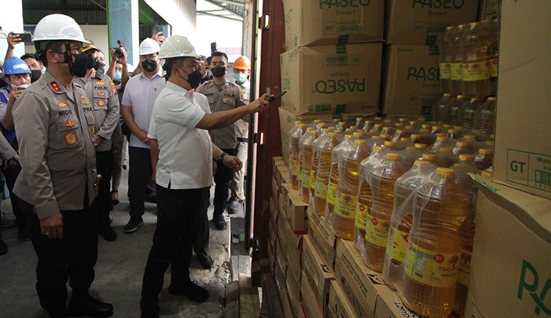 Penampakan Ratusan Ribu Liter Minyak Goreng Siap Diekspor ke Timor Leste - Bagian 1