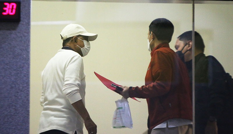 Foto-Foto Wali Kota Ambon Richard Louhenapessy Dijemput Paksa Penyidik KPK - Bagian 3