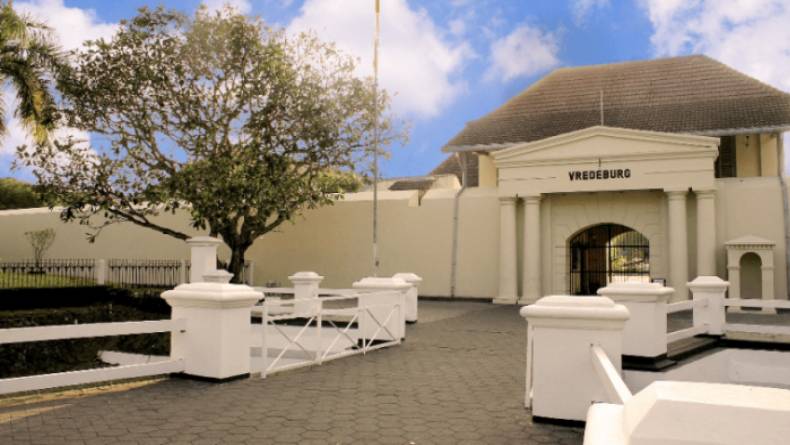title 8 Tempat Wisata Dekat Malioboro Yogyakarta, Sangat Unik dan Penuh Nilai 8 Tempat Wisata Dekat Malioboro Yogyakarta, Sangat Unik dan Penuh Nilai