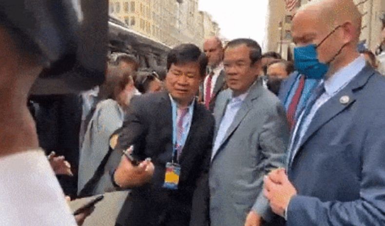 title Waduh, Sedang Kunjungan di AS, PM Kamboja Dilempar Sepatu Waduh, Sedang Kunjungan di AS, PM Kamboja Dilempar Sepatu