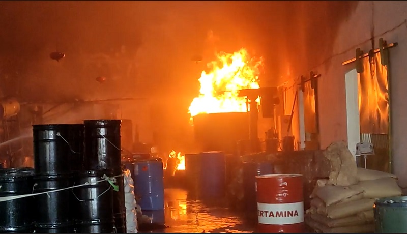 Pabrik Cat di Mojokerto Terbakar, Karyawan Panik karena Api Sulit Dipadamkan