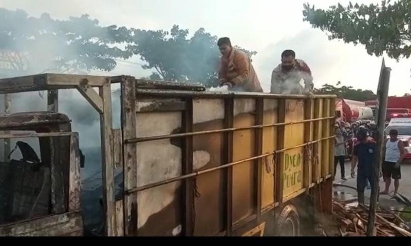  Aksi Heroik Kapolsek Karangtengah Berjibaku Padamkan Truk Terbakar di Demak