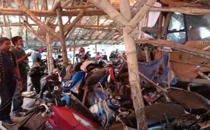 Diduga Rem Blong, Truk Tronton Tabrak Puluhan Motor Karyawan Pabrik di Mojokerto
