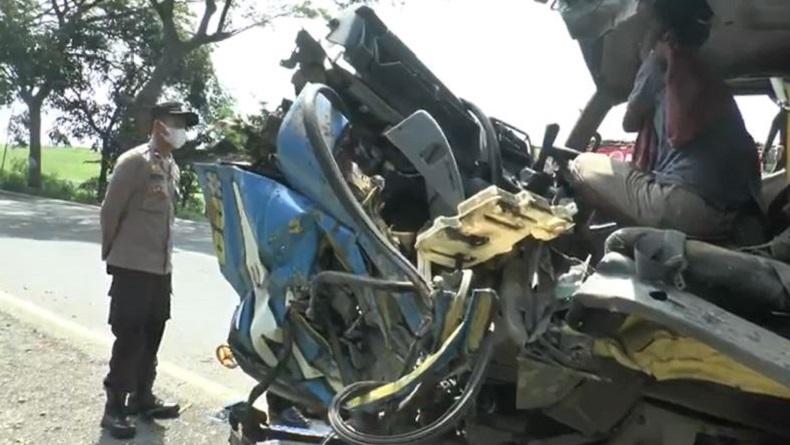 Truk Angkut Pakan Ikan Kecelakaan di Grobogan, Tangan Kiri Penumpangnya Putus