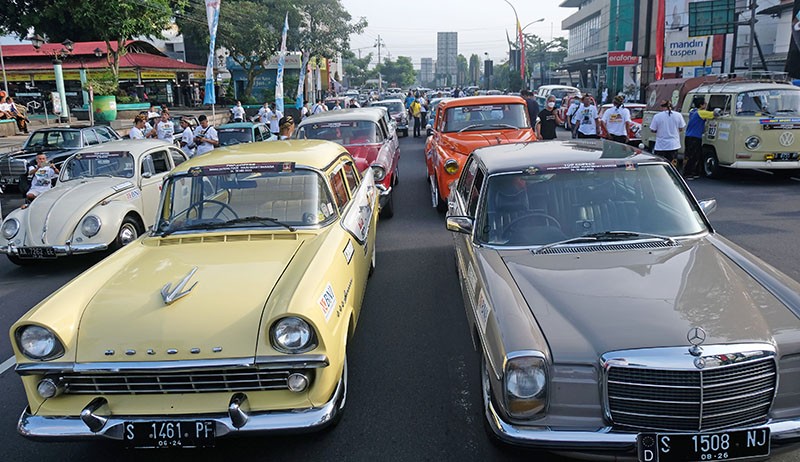Ratusan Mobil Kuno Konvoi Sambut Hari Jadi ke-1116 Kota Magelang - Bagian 1