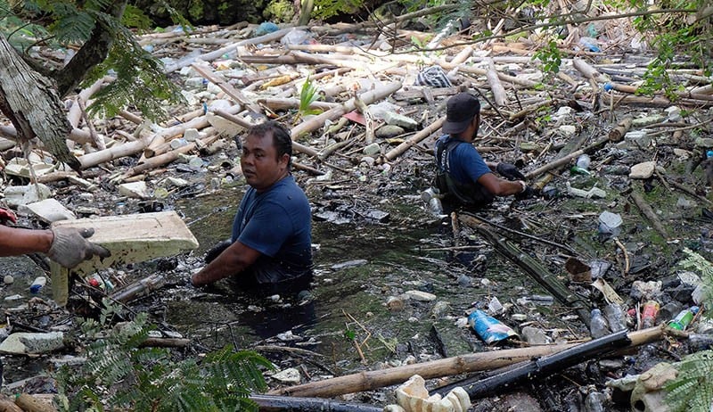 Aksi Aktivis Lingkungan Masuk ke Sungai Penuh Sampah di Bali - Bagian 1