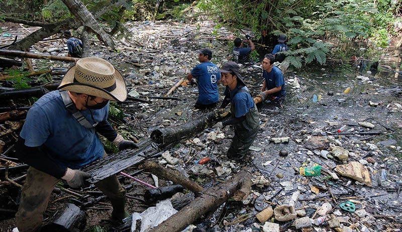 Aksi Aktivis Lingkungan Masuk ke Sungai Penuh Sampah di Bali - Bagian 2