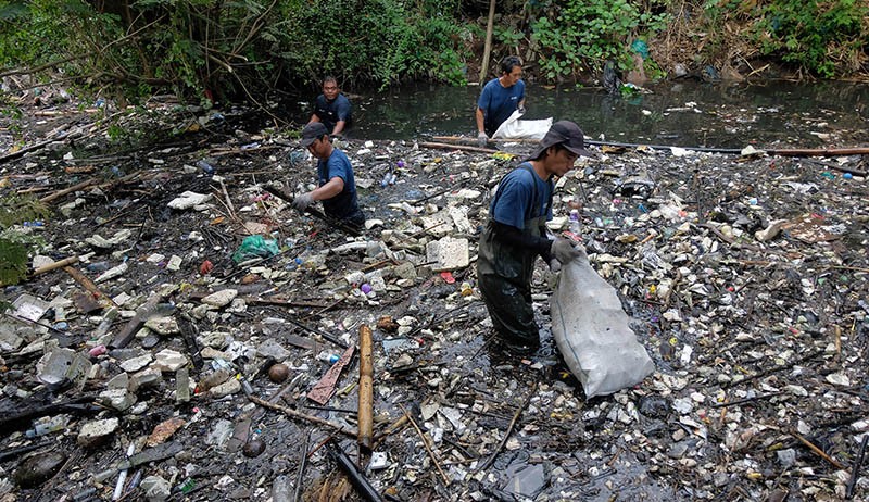 Aksi Aktivis Lingkungan Masuk ke Sungai Penuh Sampah di Bali - Bagian 3