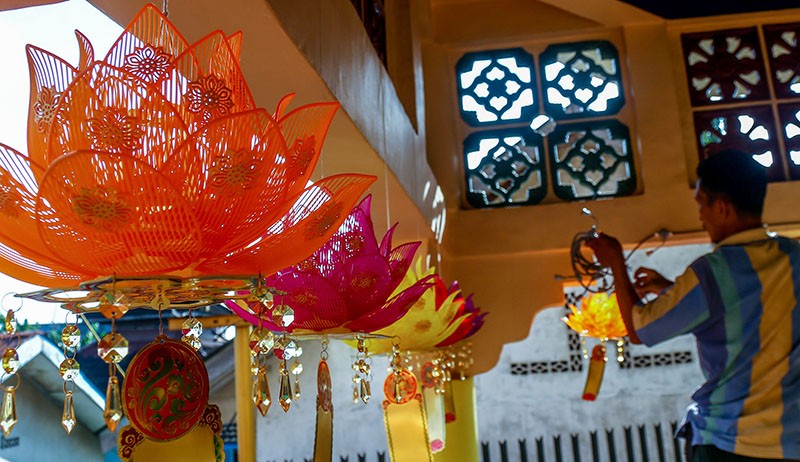 Persiapan Waisak, Lampion Bunga Teratai Hiasi Vihara Dharmakirti Palembang - Bagian 2