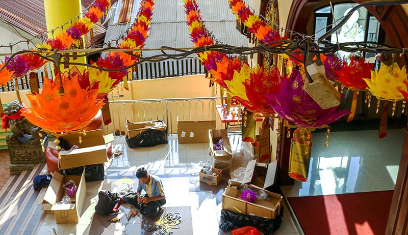 Persiapan Waisak, Lampion Bunga Teratai Hiasi Vihara Dharmakirti Palembang - Bagian 1