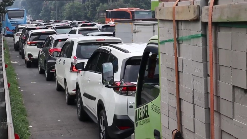 Long Weekend, Jalan-Jalan Protokol Kota Bandung Dipadati Kendaraan Wisatawan