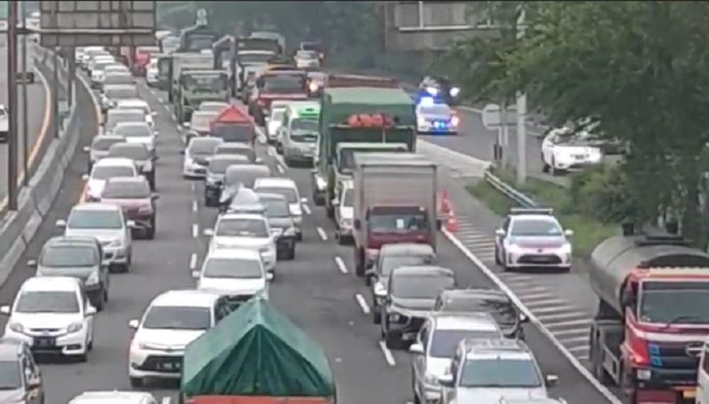 Libur Panjang, Antrean Kendaraan di Tol Surabaya-Gempol Mengular hingga 5 Km