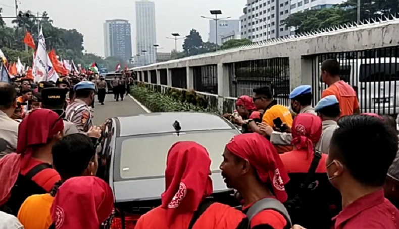 Teriak Demo Bikin Macet, Pengemudi Mobil Hampir Diamuk Massa Buruh di Depan Gedung DPR