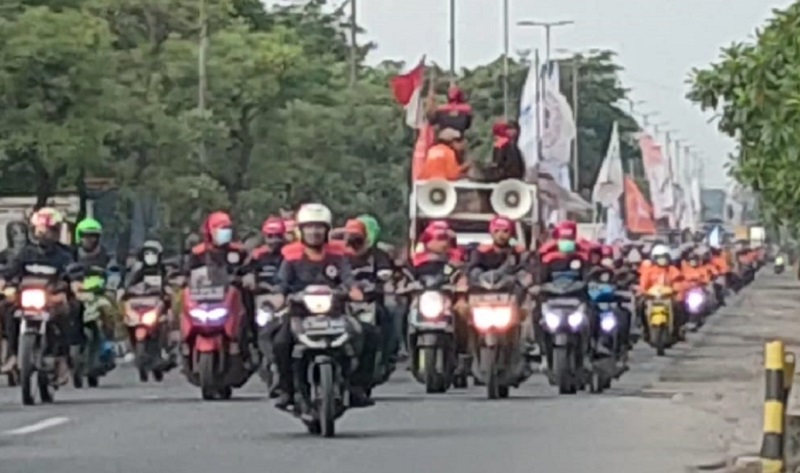 Ribuan Buruh Konvoi ke Gedung DPRD Jatim, Ini Tuntutannya