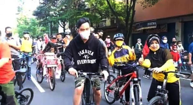 Asyik Gowes Menyusuri CFD, Gibran Tiba-tiba Diadang Warga, Ada Apa?