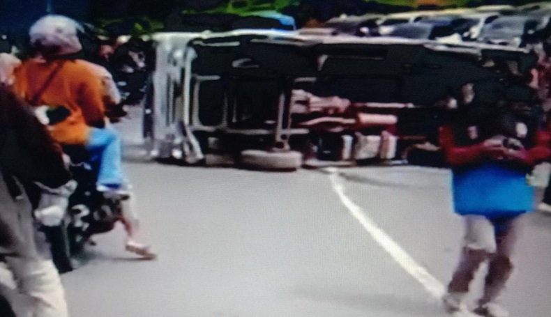 Diduga Sopir Tak Kenal Medan, Mikrobus Terguling di Tanjakan Emen Subang, 14 Luka-luka