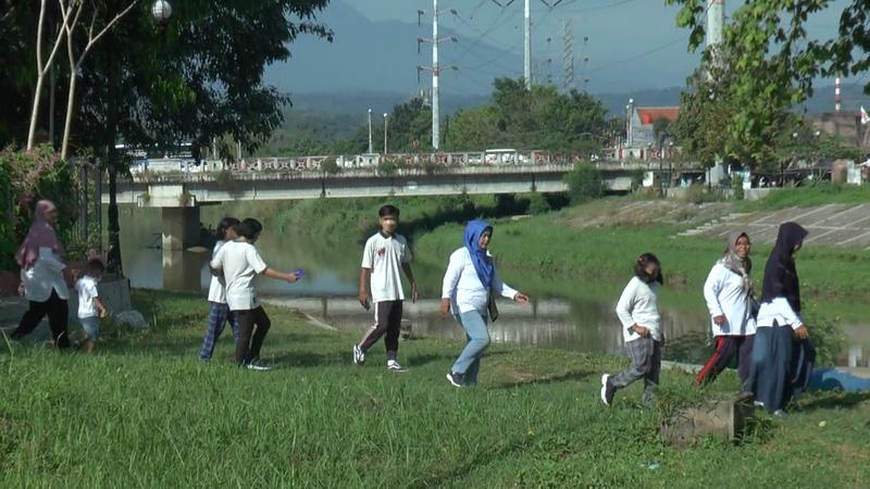 Kenang Masa Lalu, Ratusan Warga Gisiksari Napak Tilas Susuri Bendungan Pleret