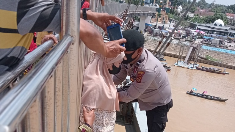 Heroik! Polisi di Jambi Gagalkan Aksi Bunuh Diri Perempuan Berhijab