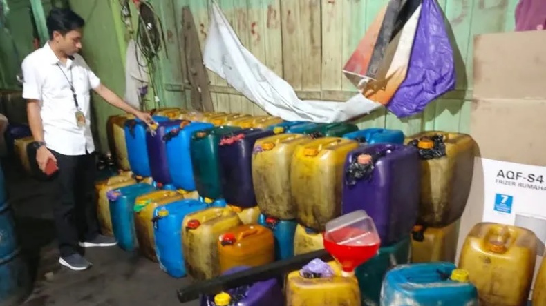 title Polda Kalteng Bongkar Penyimpanan BBM Bersubsidi, 1 Pelaku dan 4 Ton Solar Diamankan Polda Kalteng Bongkar Penyimpanan BBM Bersubsidi, 1 Pelaku dan 4 Ton Solar Diamankan