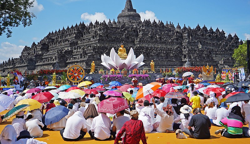 Detik-Detik Perayaan Tri Suci Waisak di Candi Borobudur - Bagian 1