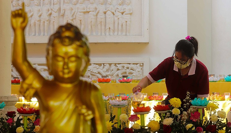 Umat Buddha Sembahyang Tri Suci Waisak dengan Khidmat - Bagian 4