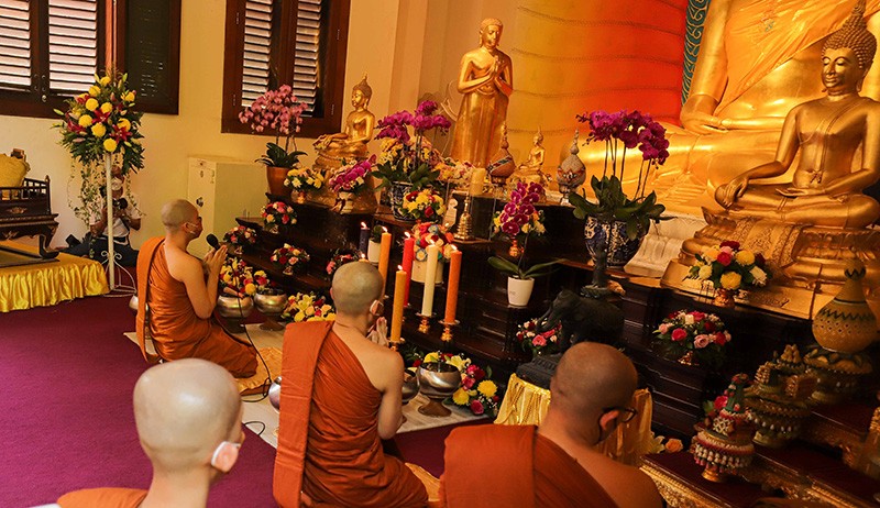 Umat Buddha Sembahyang Tri Suci Waisak dengan Khidmat - Bagian 2