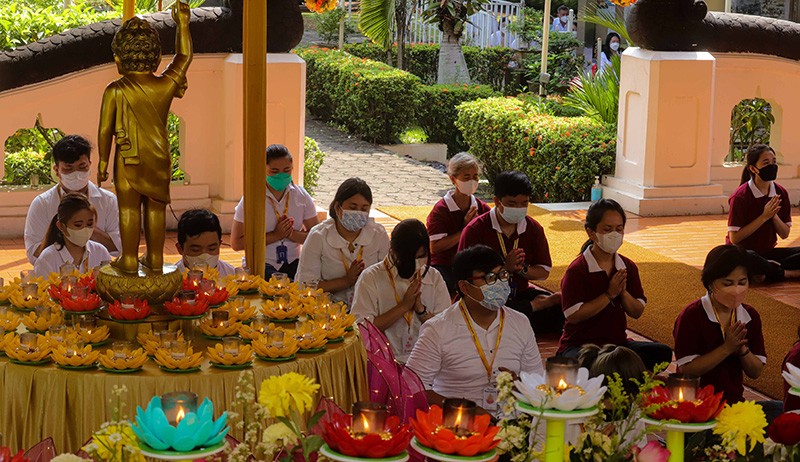Umat Buddha Sembahyang Tri Suci Waisak dengan Khidmat - Bagian 3