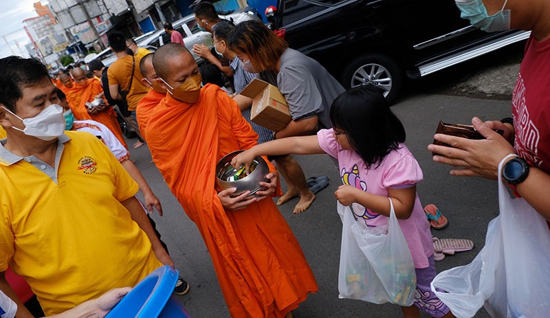 Perayaan Waisak, Para Biksu Jalan Kaki Terima Derma dari Umat Buddha - Bagian 3