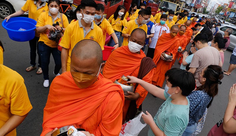 Perayaan Waisak, Para Biksu Jalan Kaki Terima Derma dari Umat Buddha - Bagian 1