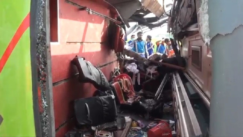 Kronologi Kecelakaan Maut di Tol Jombang-Surabaya, Bus Wisata Hancur Hantam Tiang Reklame