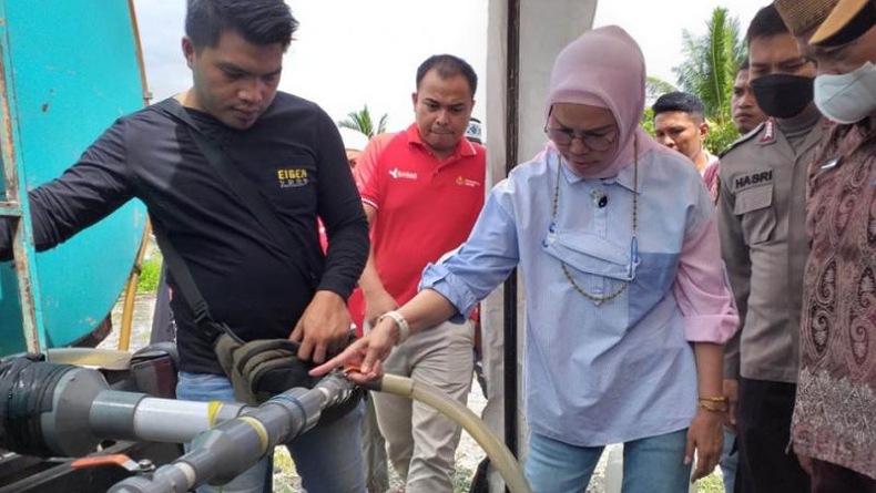 Warga Bone Bolango Terima 10.000 Liter Minyak Goreng Curah Harga Subsidi