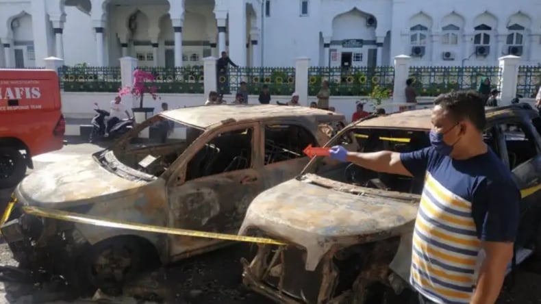Ditinggal Salat Subuh di Masjid Raya, 2 Mobil Hangus Terbakar